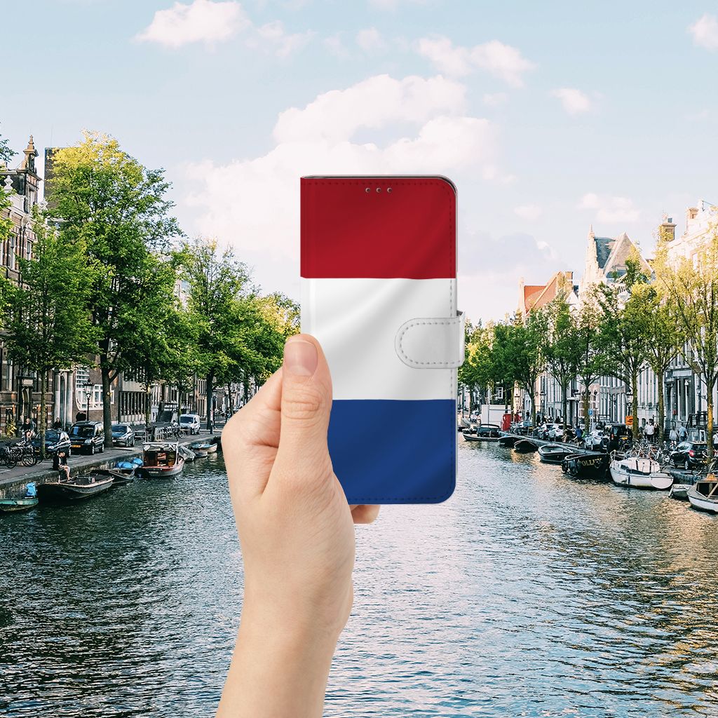 OnePlus Nord 2 5G Bookstyle Case Nederlandse Vlag in hand bij een Amsterdams kanaal.