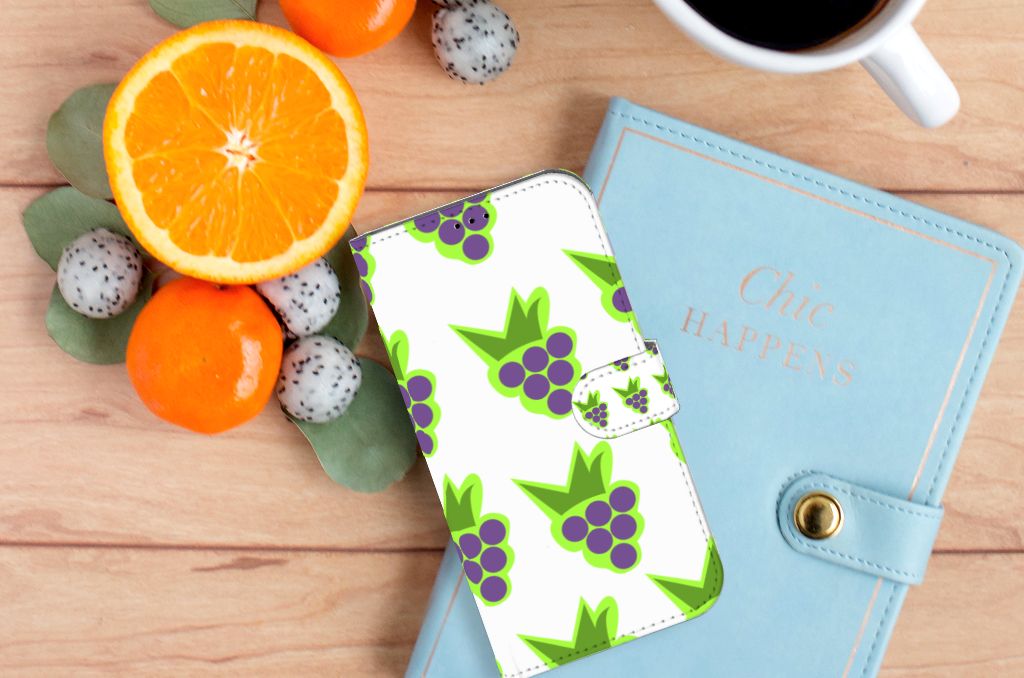 iPhone 14 Plus Book Cover Druiven met groene en paarse druiven op een achtergrond van fruit.
