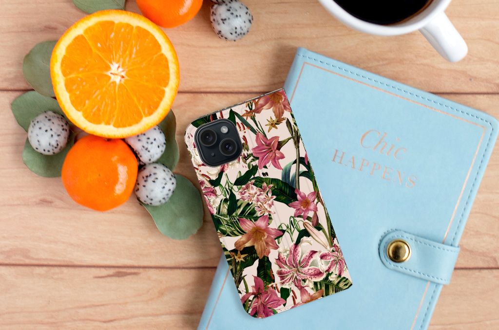 iPhone 15 Smart Cover Flowers met kleurrijke bloemen op een bureau met fruit en een notitieboekje.