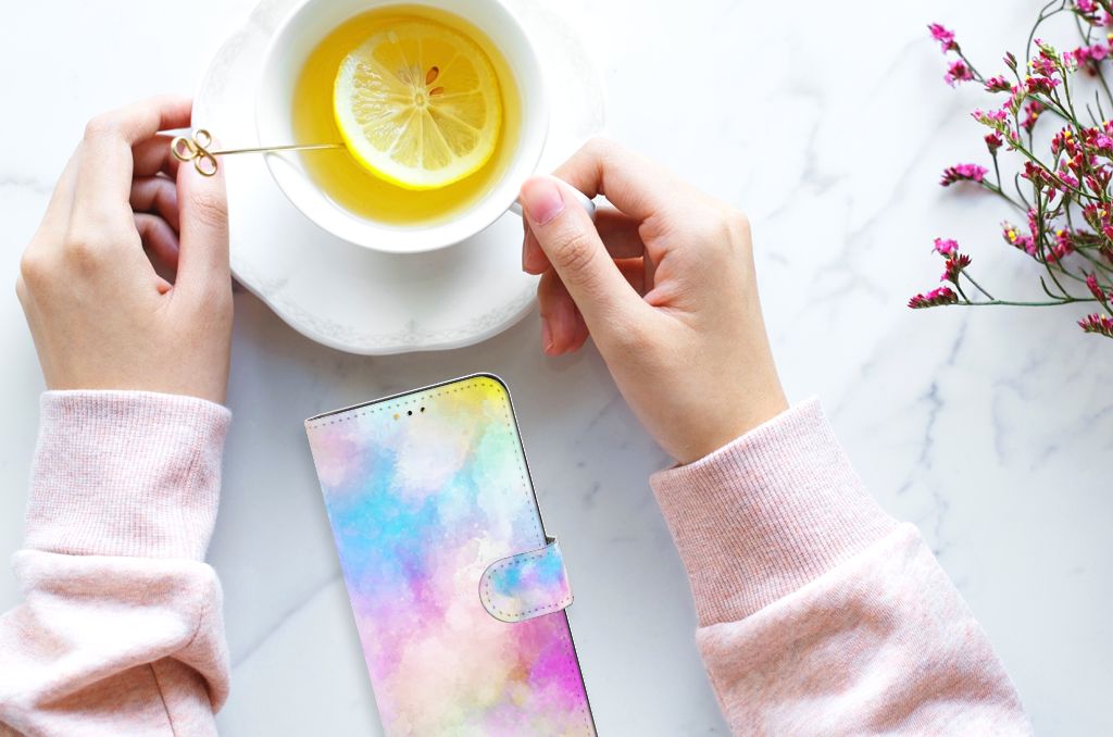 Hoesje Samsung Galaxy A14 5G Watercolor Light met pastelkleuren naast een kop thee met citroen.
