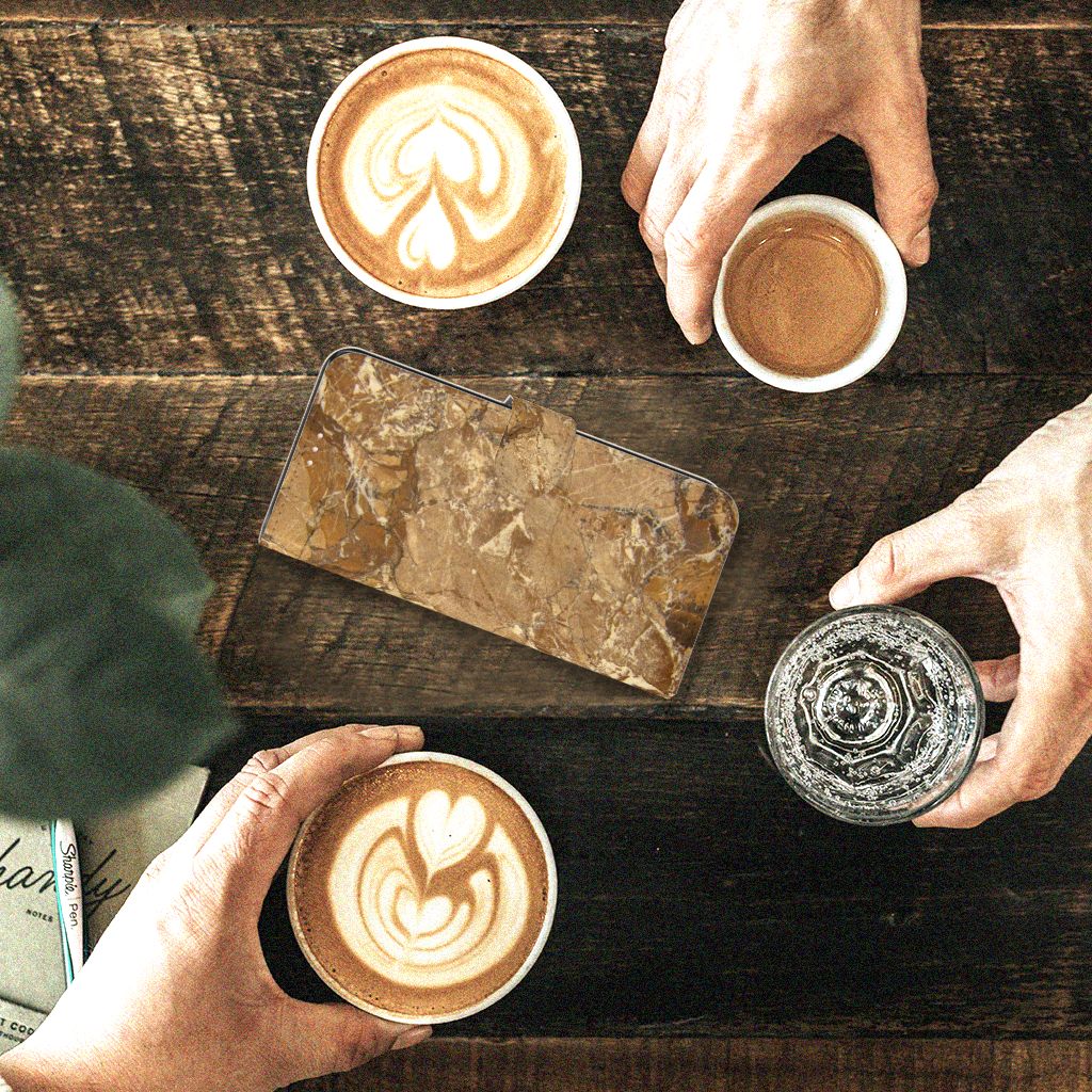 Xiaomi Redmi Note 10S | 10 4G | Poco M5s Bookcase Marmer Creme met koffiekopjes op houten tafel.