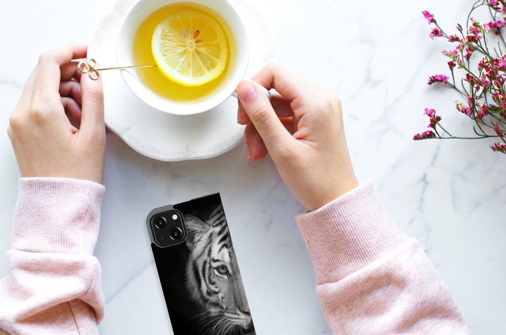 iPhone 13 Mini Hoesje maken Tijger met een stijlvolle tijgerprint terwijl er thee wordt gedronken.