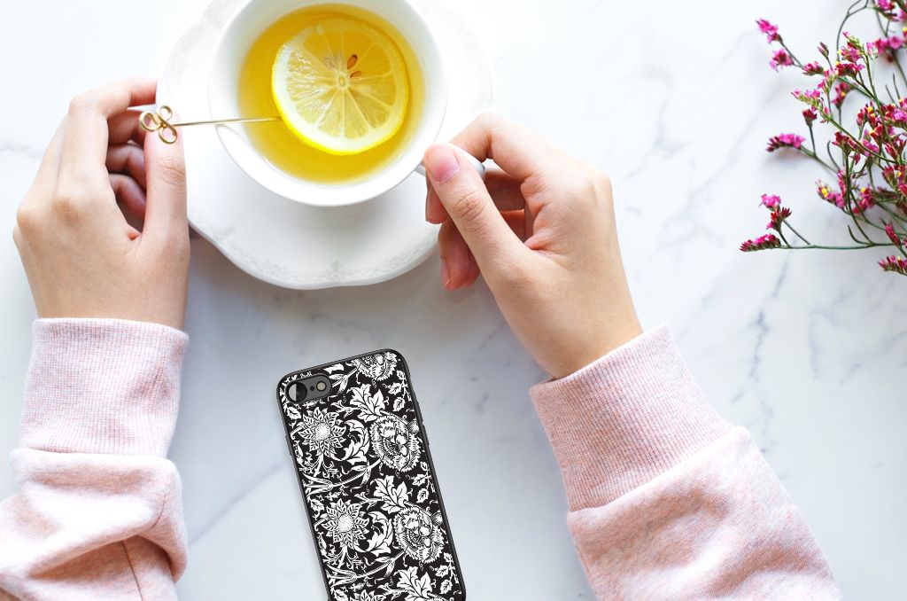 iPhone SE 2022 | SE 2020 | 7/8 Bloemen Hoesje Black Flowers naast een kopje thee met citroen op een marmeren tafel.
