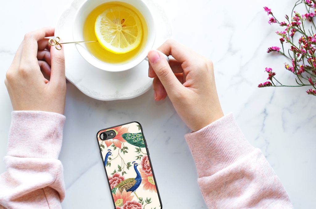 Dierenprint Telefoonhoesje voor iPhone SE 2022 | SE 2020 | 7/8 Pink Peacock met bloemen op tafel bij een kop thee.