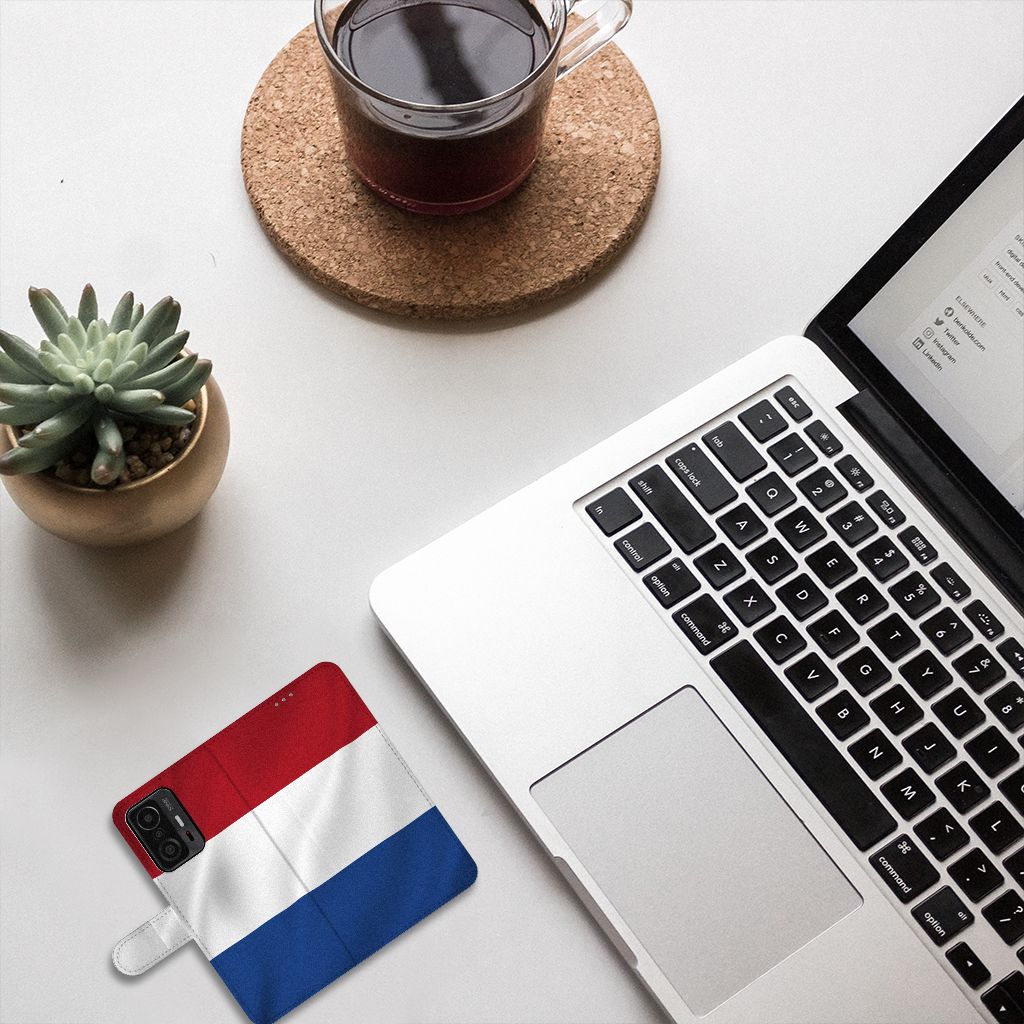 Xiaomi 11T | 11T Pro Bookstyle Case Nederlandse Vlag op een bureau met laptop en koffie