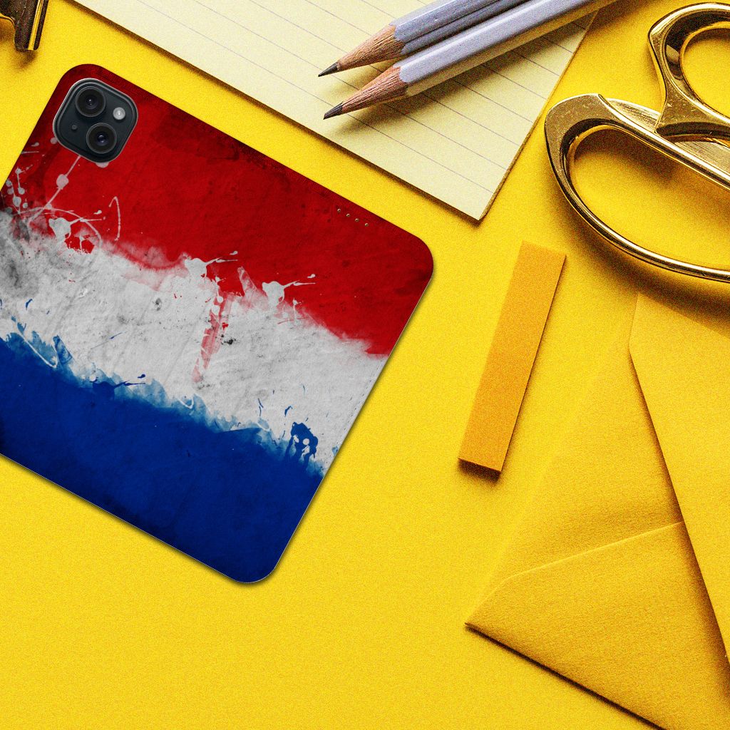 iPhone 15 Plus Standcase Nederland met versleten Nederlandse vlag op een bureau