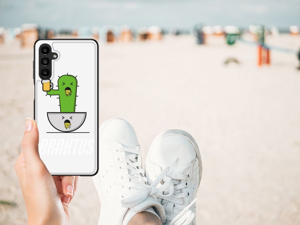 Samsung Galaxy A14 5G Hoesje Braktus met cactus illustratie, op een zonnige strandsetting.