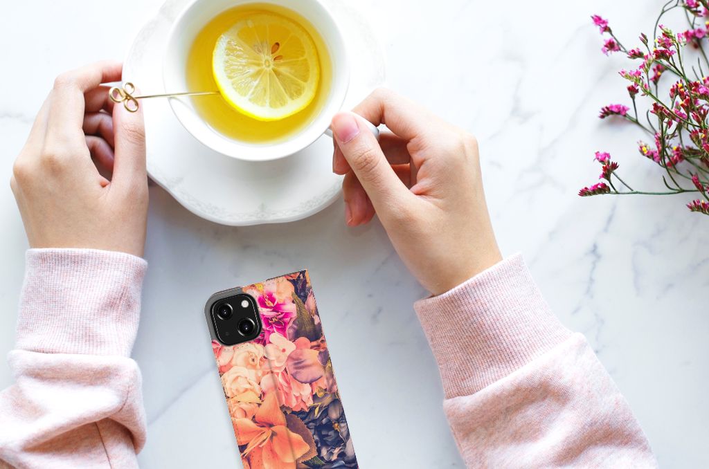 iPhone 13 Mini Smart Cover Bosje Bloemen met kleurrijke bloemenprint en een kopje thee.