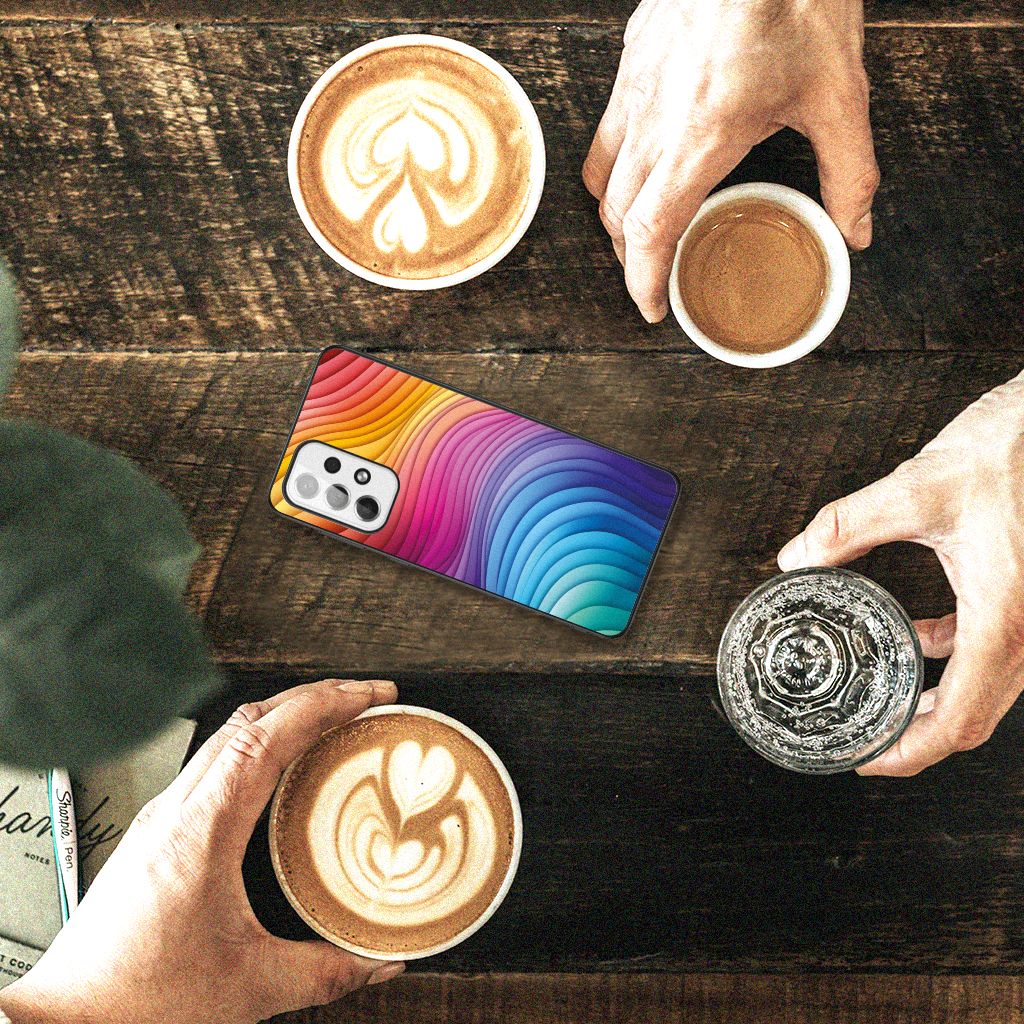 Hoesje maken voor iPhone 13 Pro Max Watercolor Paars met kleurrijke golfdesign op een houten tafel met koffie â.
