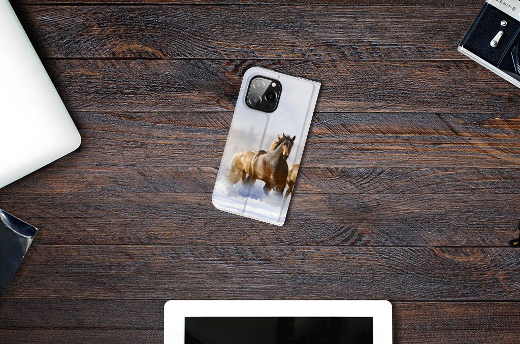 iPhone 14 Pro Max Hoesje maken Paarden met afbeelding van paarden op een houten tafel.