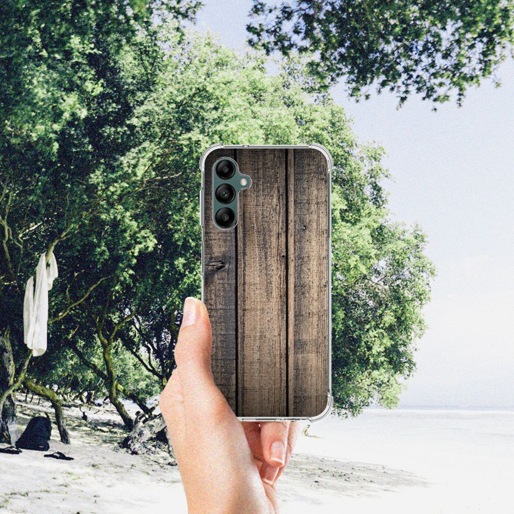 Samsung Galaxy A14 5G/4G Stevig Telefoonhoesje Steigerhout in hand met natuurlijke achtergrond