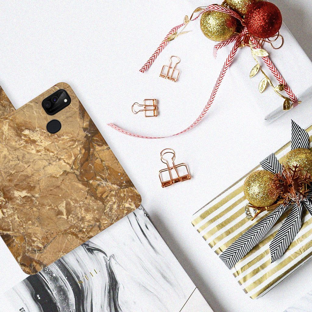 Samsung Galaxy M21 | M30s Bookcase Marmer Creme op een stijlvolle tafel met kerstdecoraties.