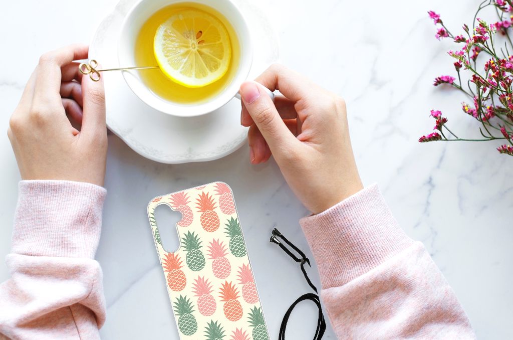 Samsung Galaxy A14 5G Beschermhoes Ananas op tafel met thee en bloemen.