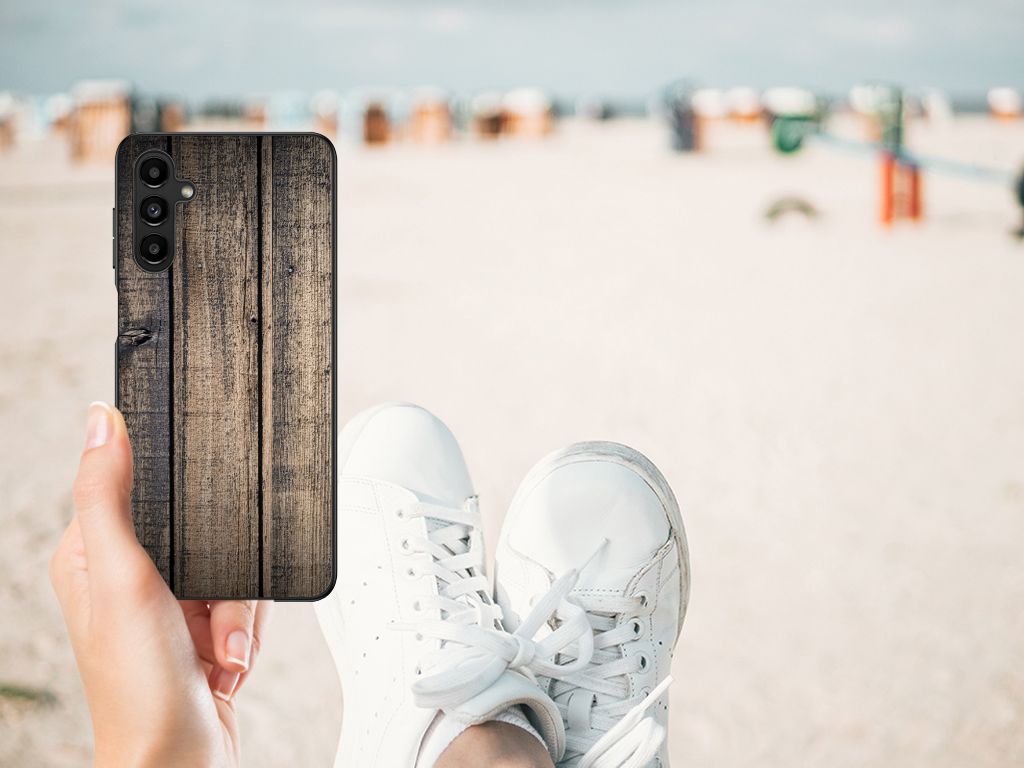 Samsung Galaxy A14 5G Houten Print Telefoonhoesje Steigerhout met houten print, vastgehouden op het strand.