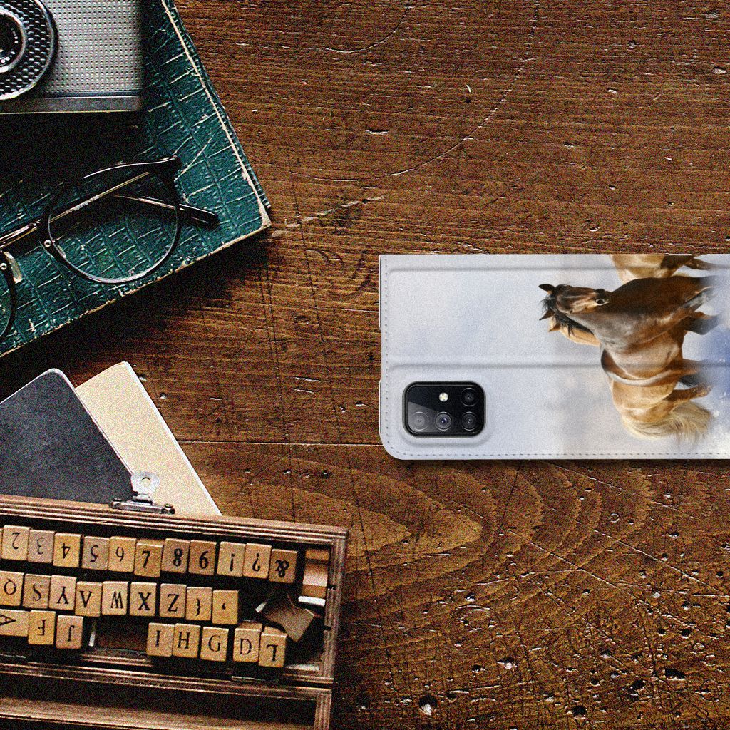 Samsung Galaxy M51 Hoesje maken Paarden op een houten tafel met een camera en brillen.