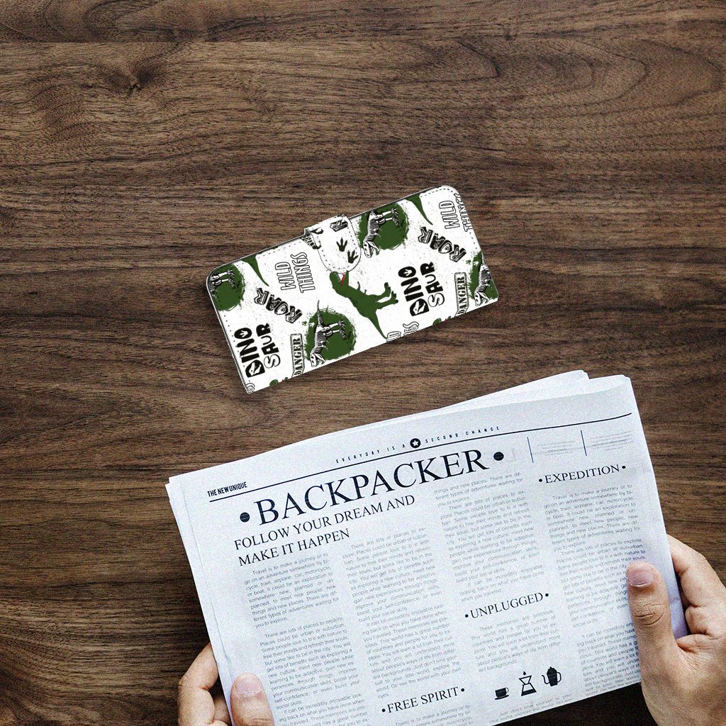 Telefoonhoesje met Pasjes voor Samsung Galaxy A14 4G Dinosaurus op een houten tafel met krant.
