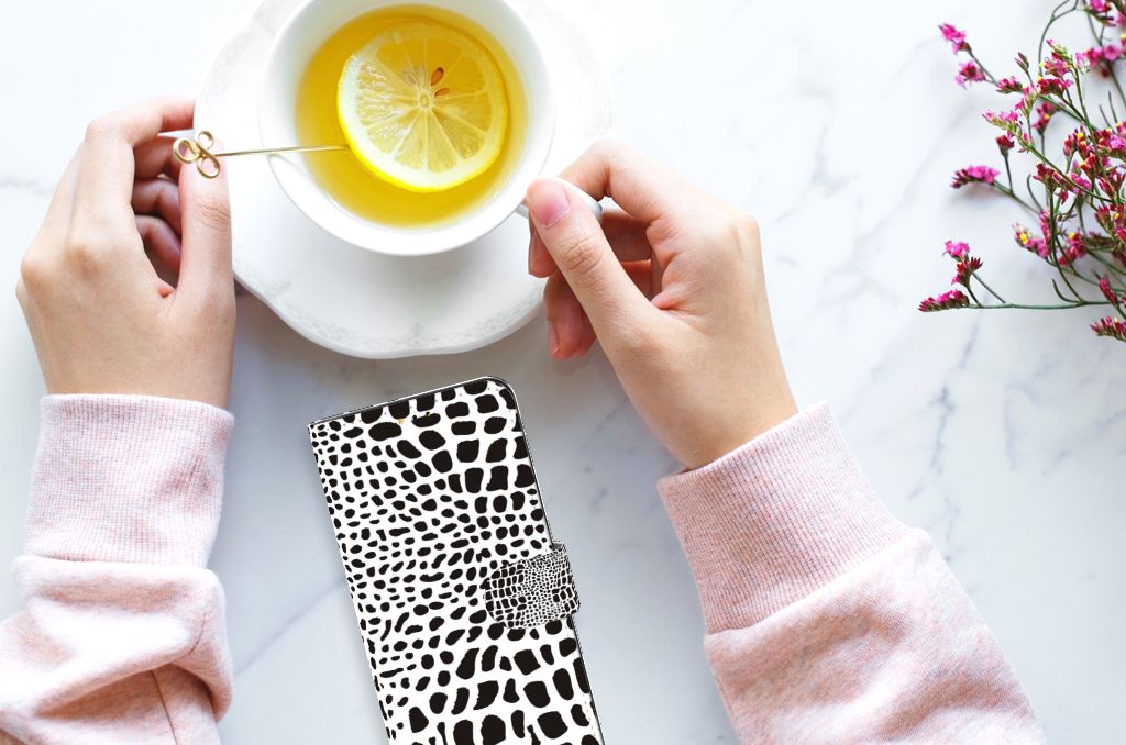 Samsung Galaxy A14 5G Telefoonhoesje met Pasjes Slangenprint op tafel met een kopje thee.