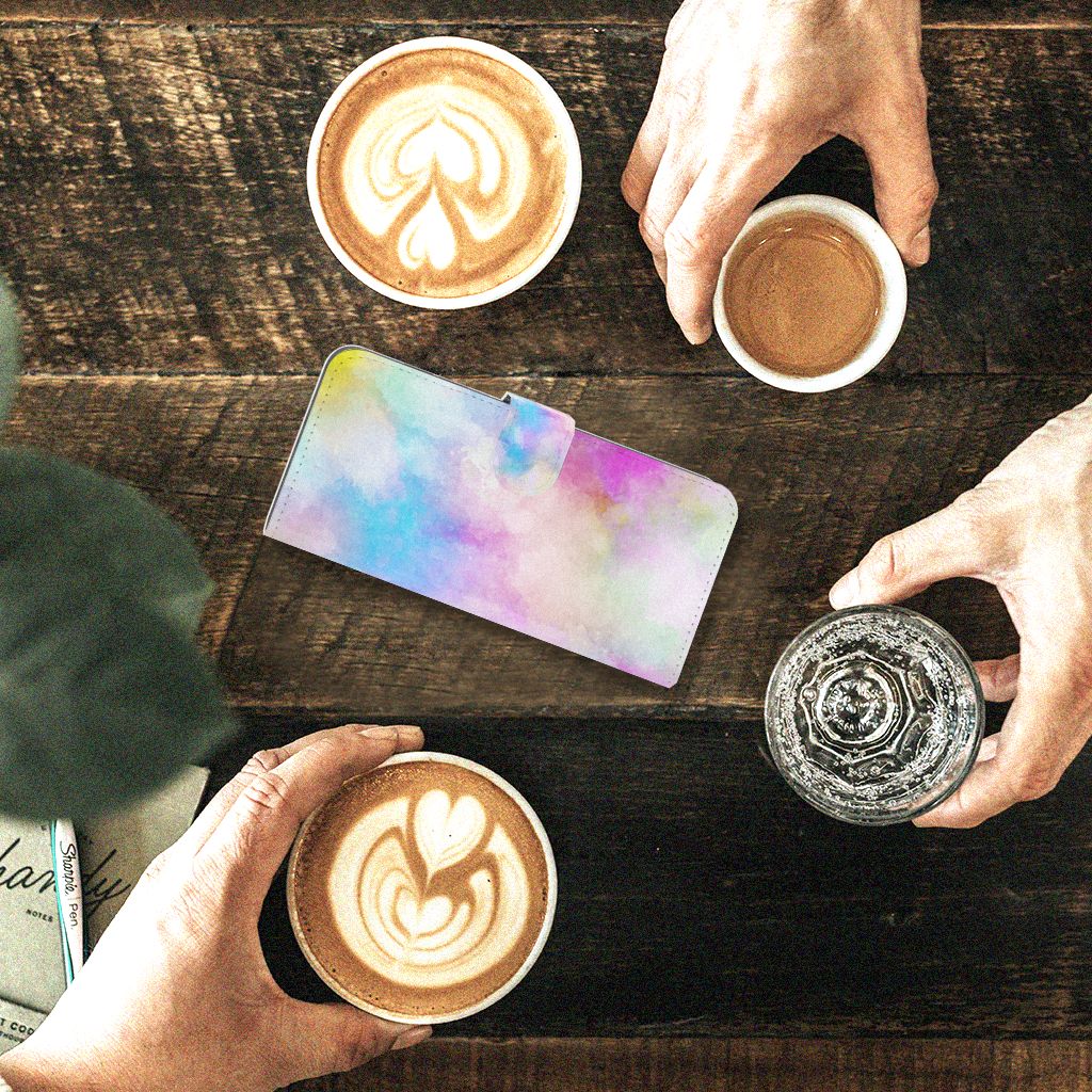 Hoesje Fairphone 5 Watercolor Light tussen kopjes koffie op een houten tafel met pastel kleuren.