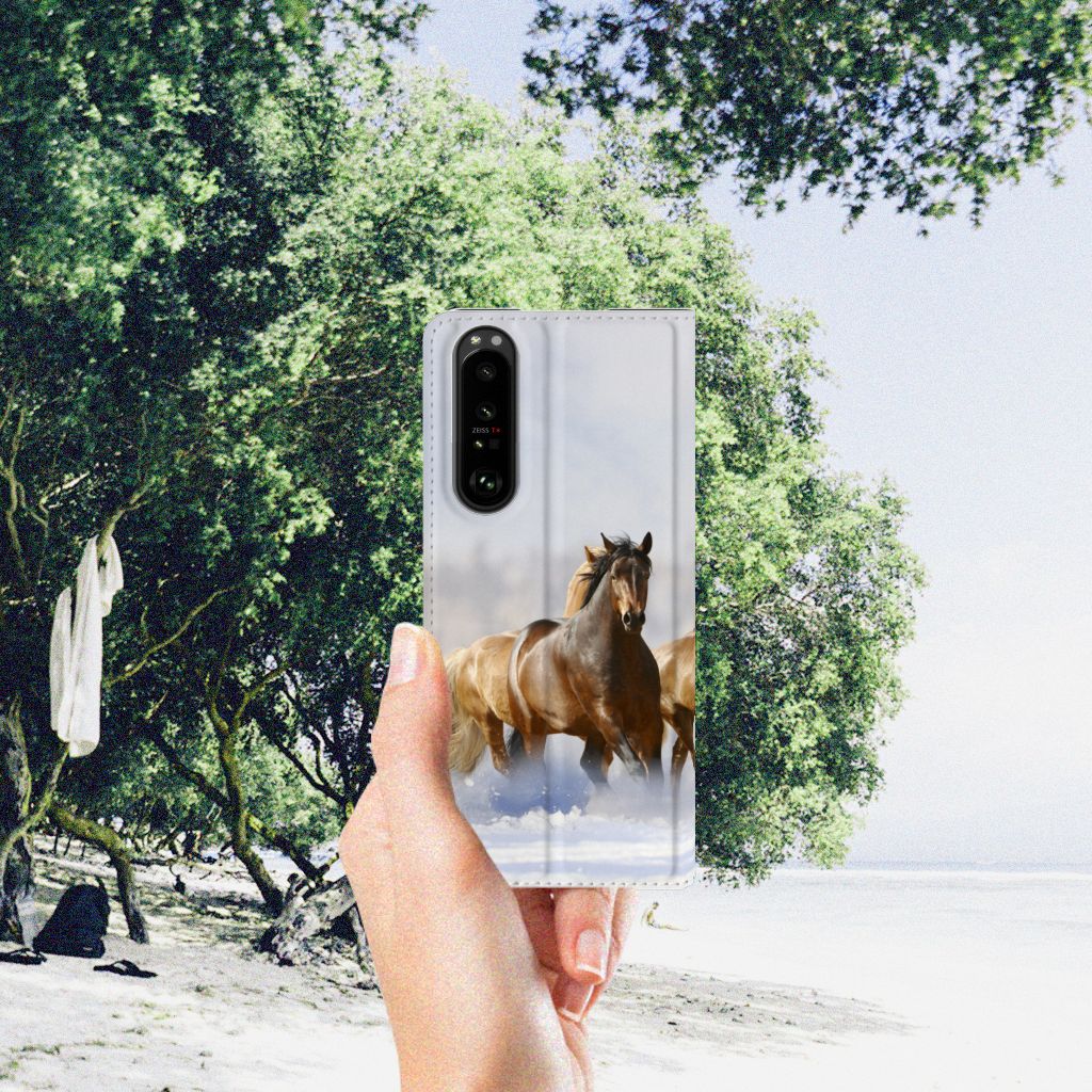 Sony Xperia 5 III Hoesje maken Paarden met paardenprint in een natuurlijke omgeving.