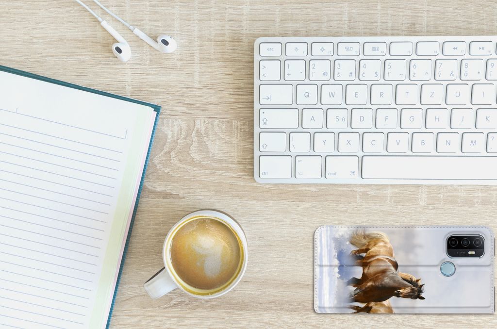 OPPO A53 | A53s Hoesje maken Paarden met paardenprint op bureau met koffie en notitieboek.