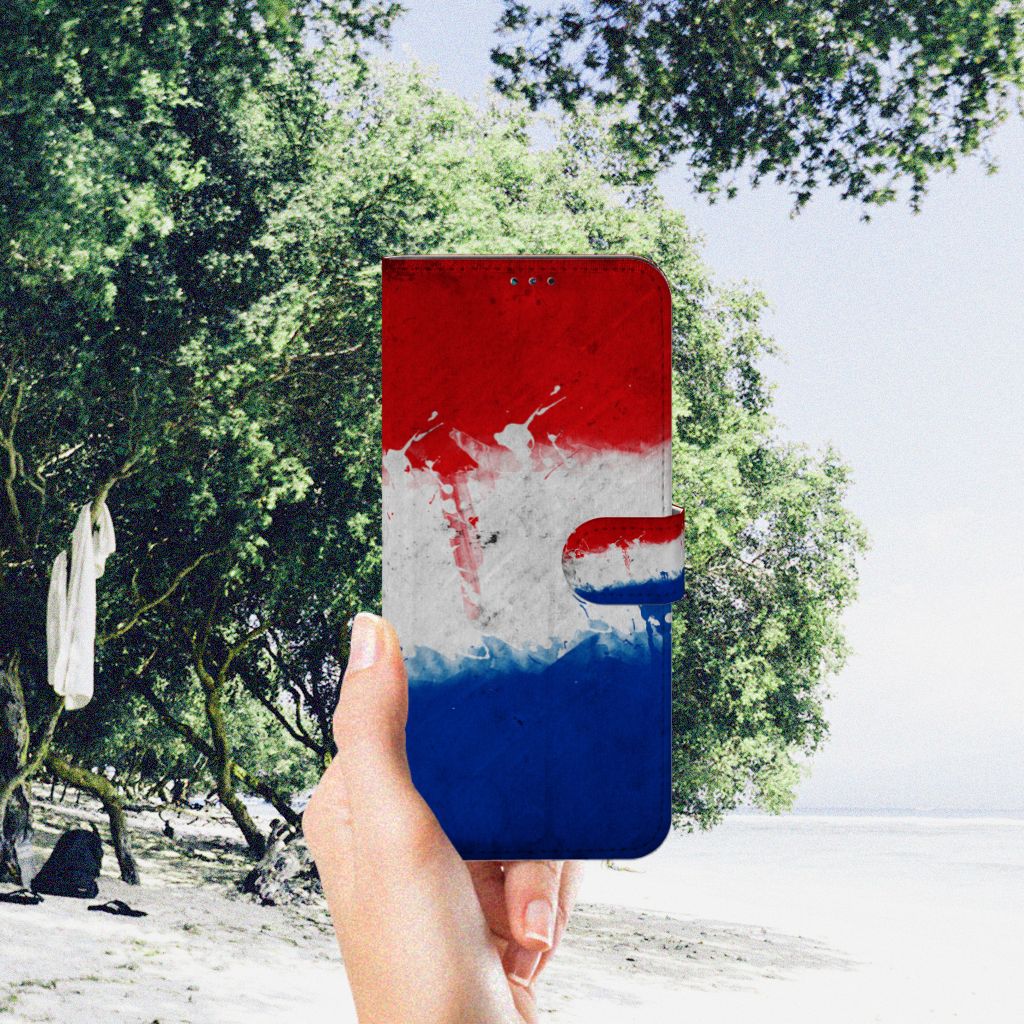 Nokia G50 Bookstyle Case Nederland met artistiek ontwerp van de Nederlandse vlag in een natuurlijke omgeving.