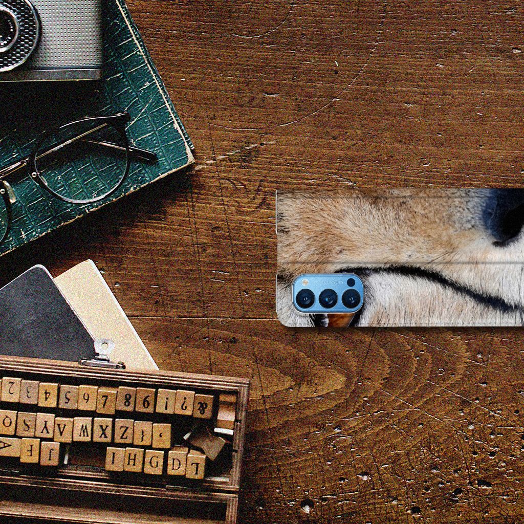 OPPO Reno4 Pro 5G Hoesje maken Cheetah design op houten tafel met vintage accessoires.