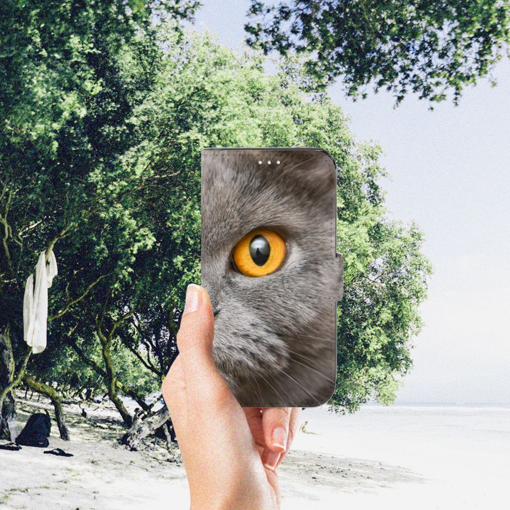 Telefoonhoesje met Pasjes Samsung Galaxy S23 Britse Korthaar in hand met kat oog detail op achtergrond natuur.