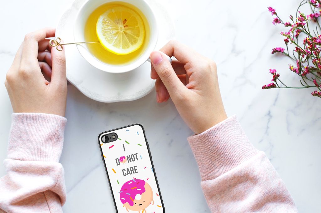 iPhone SE 2022 | SE 2020 | 7/8 Back Cover Hoesje Donut Roze met kleurrijk donutdesign en vrolijke tekst op tafel.