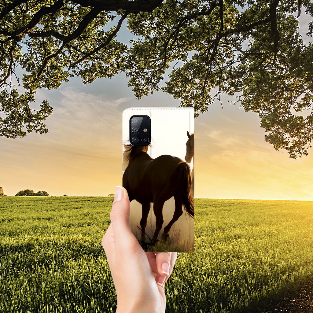 Samsung Galaxy A71 Hoesje maken Design Cowboy met paardensilhouetten in een zonsondergang.