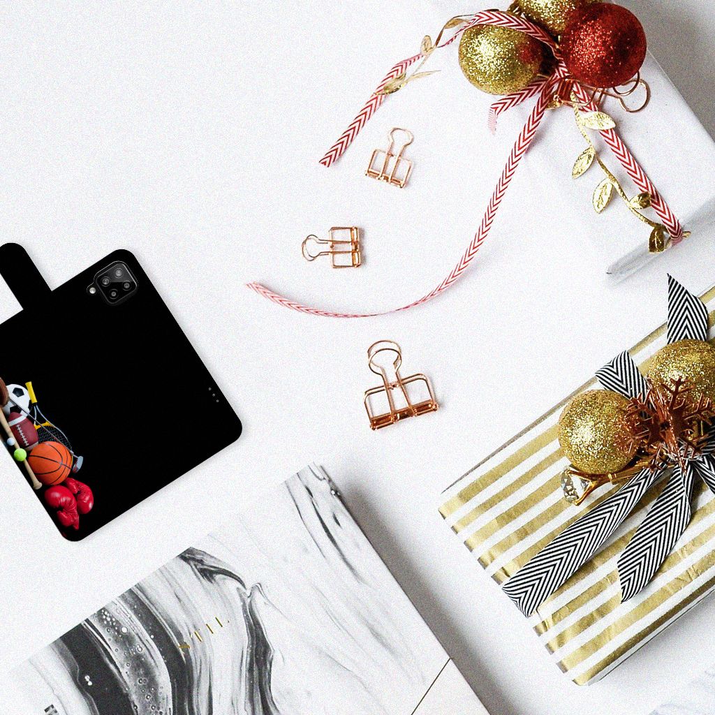 Samsung Galaxy A22 4G | M22 Wallet Case met Pasjes Sports met sportafbeeldingen op een tafel met cadeaus.