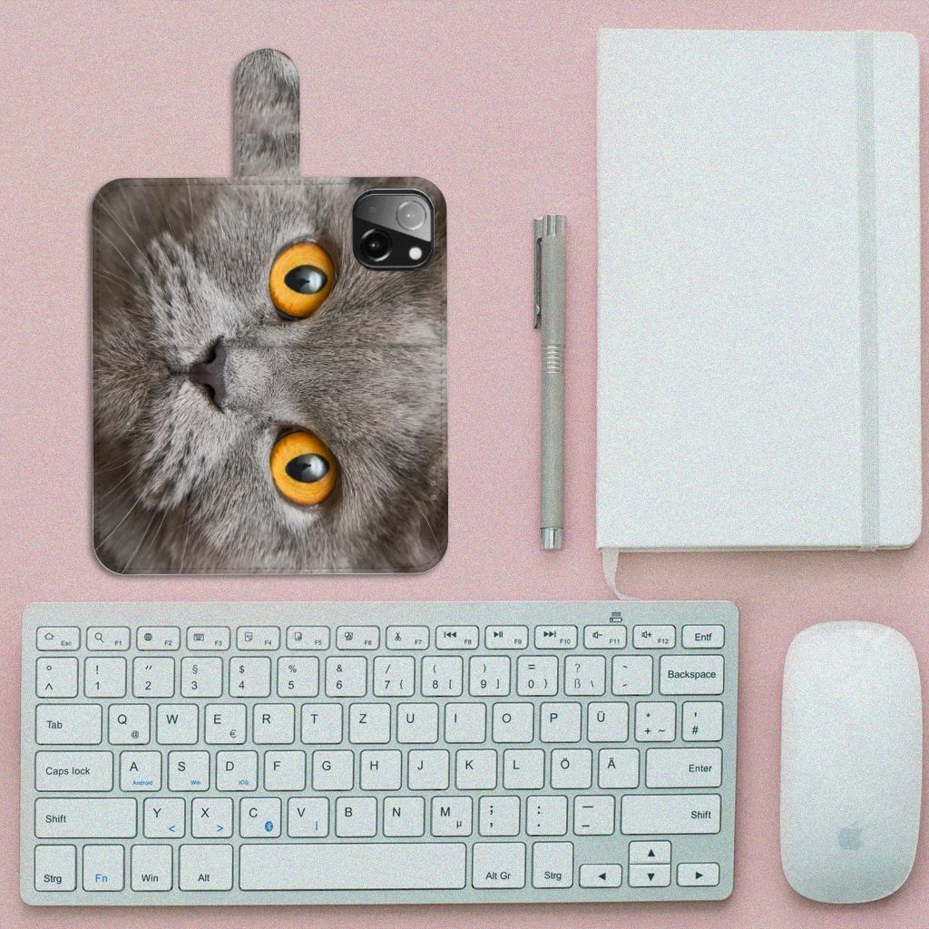 Telefoonhoesje met Pasjes iPhone 13 Mini Britse Korthaar op een bureau met toetsenbord en muis.