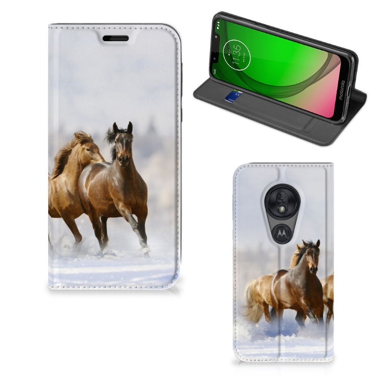 Motorola Moto G7 Play Hoesje maken Paarden met paardenprint en stand case in beeld.