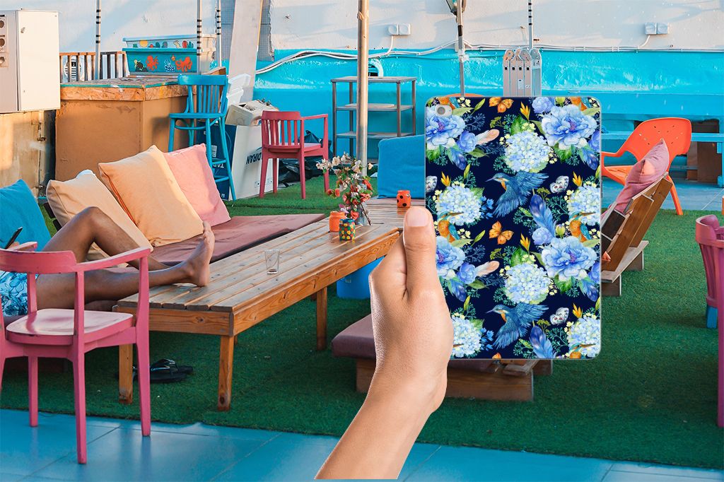 TPU Case voor Apple iPhone 11 Pro Max Flowers Blue in hand op een kleurrijke terrasomgeving đ¸.