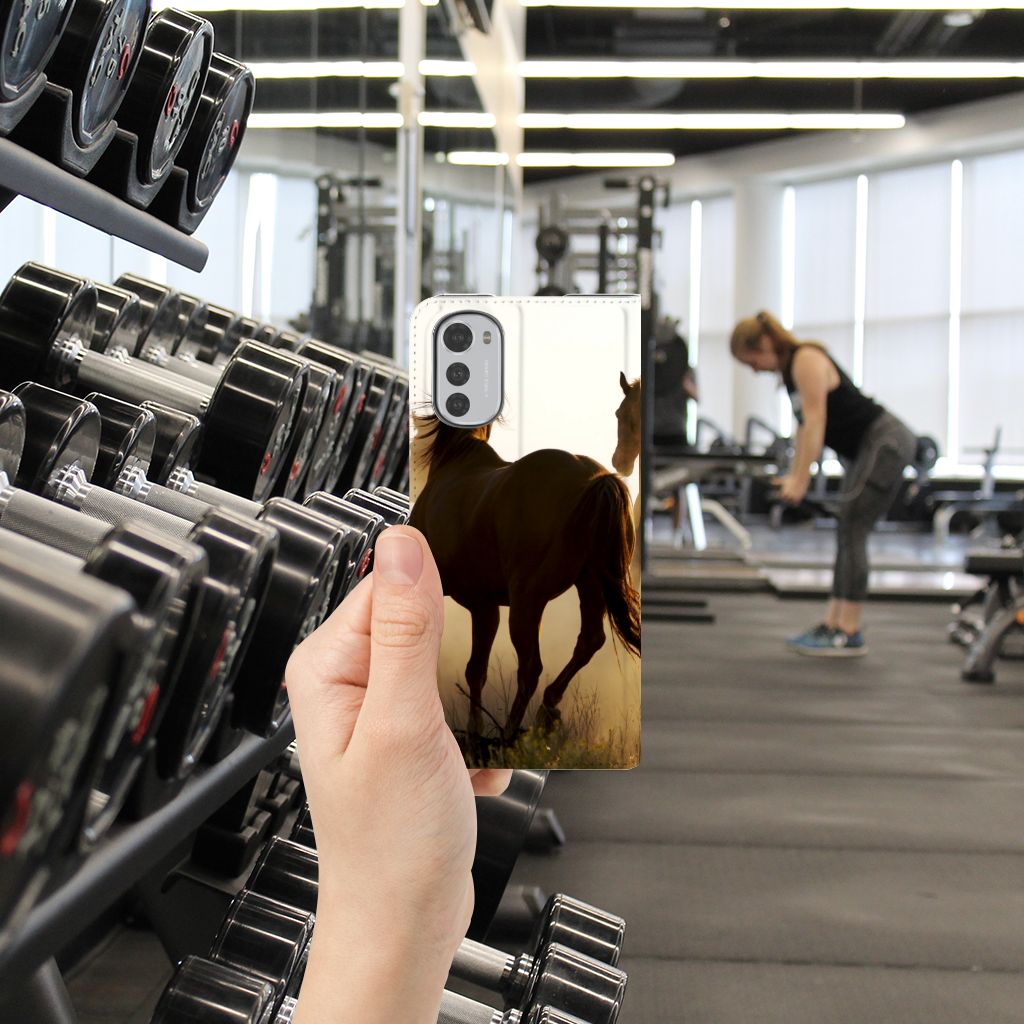 Motorola Moto E32 | Moto E32s Hoesje maken Design Cowboy met paardenprint in sportschool omgeving.