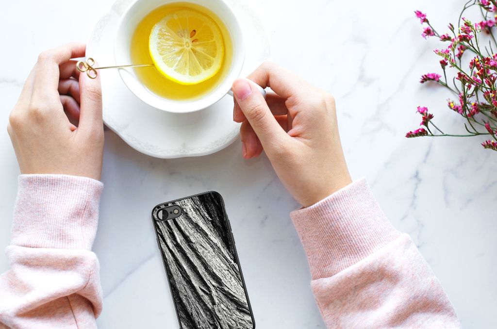 Houten Print Telefoonhoesje iPhone SE 2022 | SE 2020 | 7/8 Boomschors Grijs met een vrouw die thee drinkt.