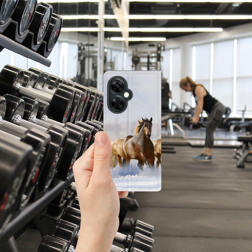 OnePlus Nord CE 3 Lite Hoesje maken Paarden in de sportschool met een sporter op de achtergrond