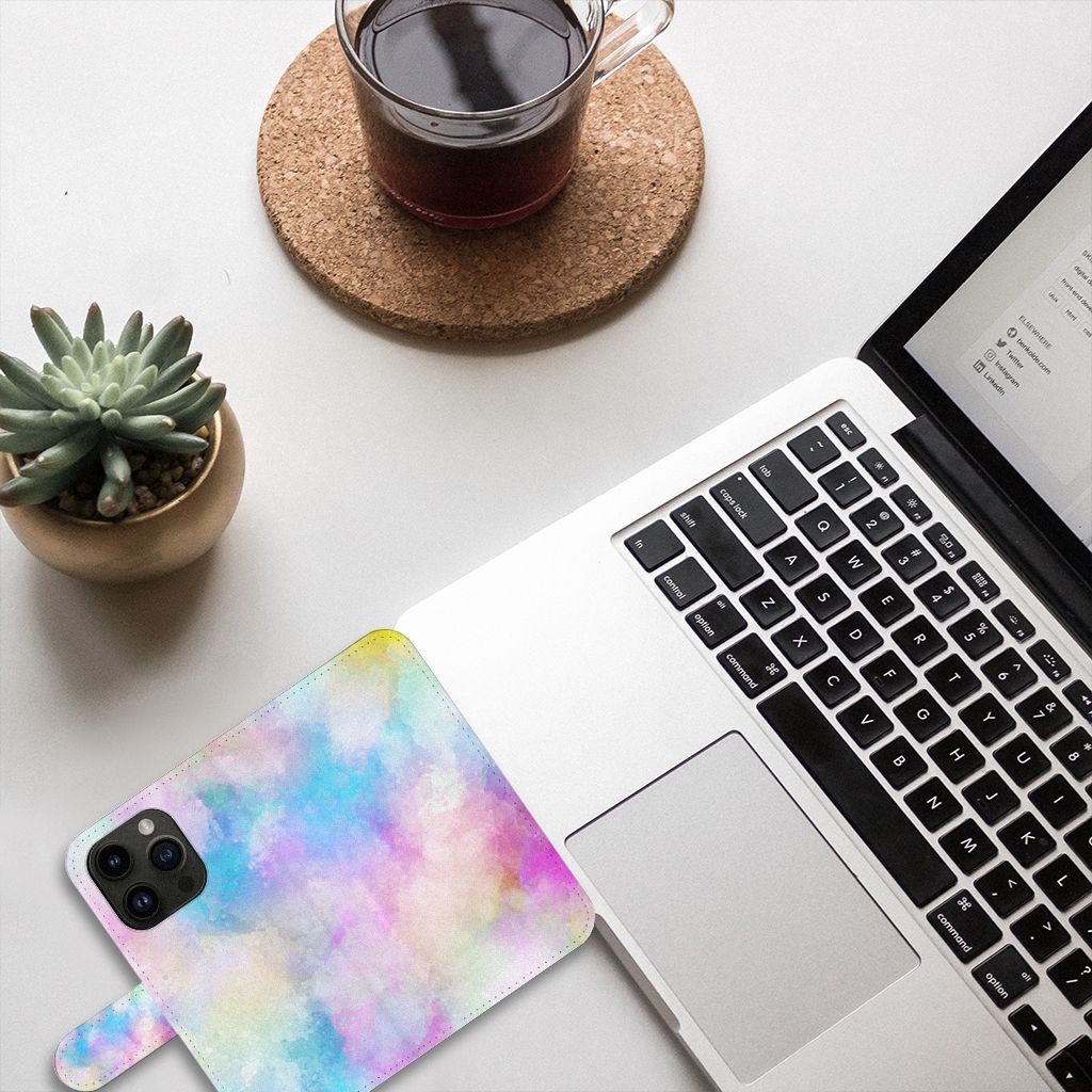 Hoesje iPhone 15 Pro Watercolor Light op een bureau met laptop en koffie.