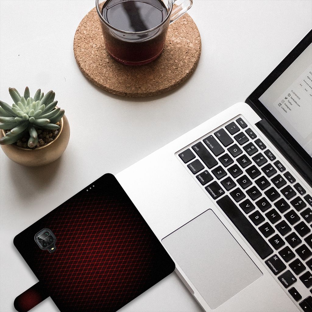 Xiaomi Redmi Note 9 Pro | Note 9S Telefoon Hoesje Geruit Rood op bureau met laptop en glazen kopje thee.