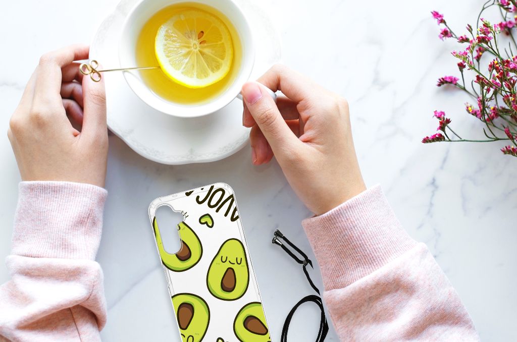 Samsung Galaxy A14 5G Stevig Bumper Hoesje Avocado Singing met handen en een kopje thee.
