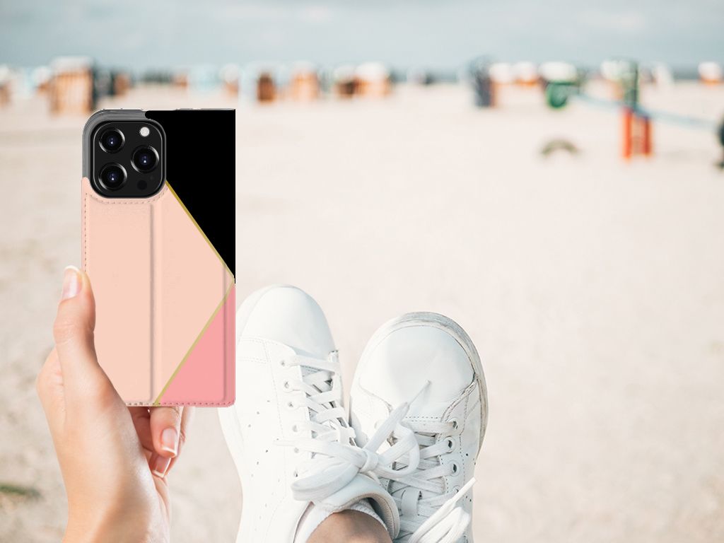 iPhone 13 Pro Stand Case Zwart Roze Vormen met geometrisch design in roze, zwart en wit op het strand, trendy en beschermend.