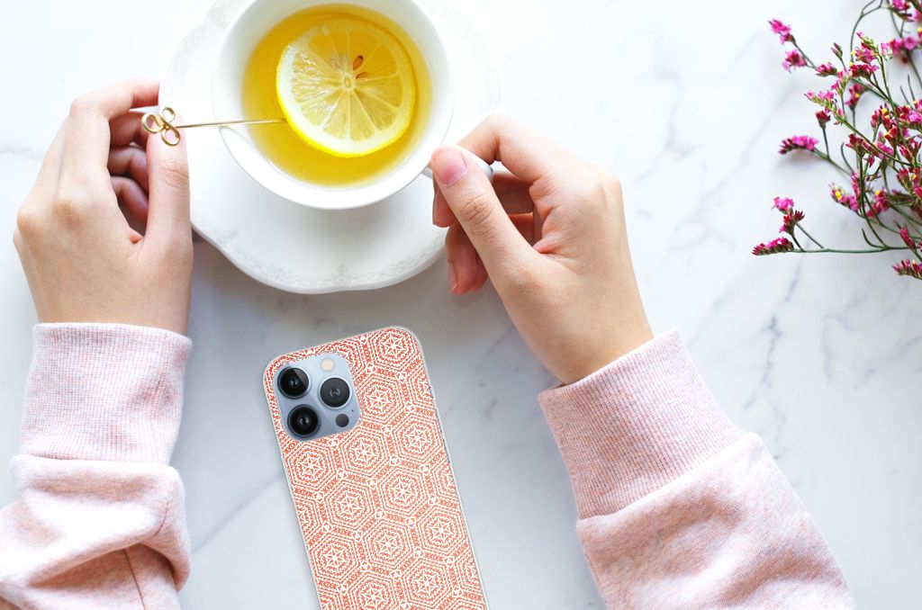 Apple iPhone 13 Pro TPU bumper Pattern Orange met stijlvol design en een kopje thee â