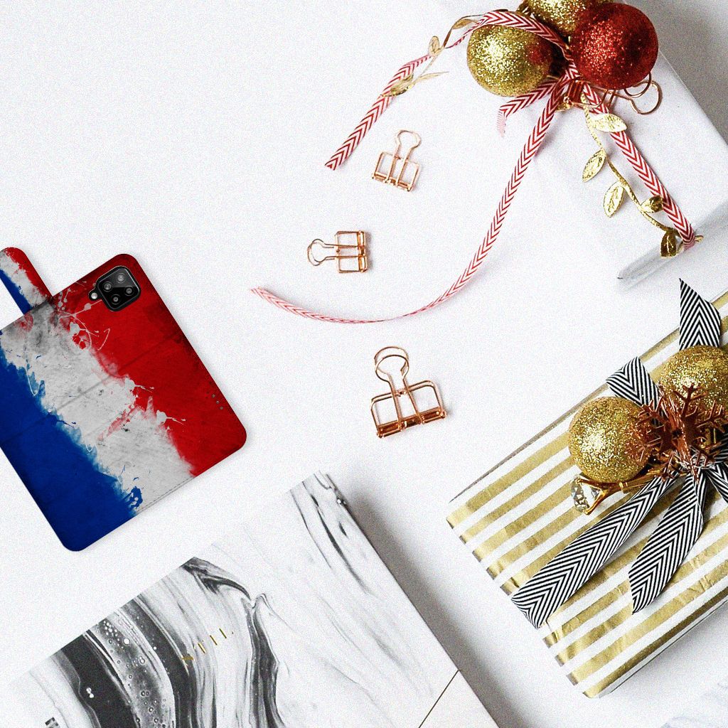 Samsung Galaxy A22 4G | M22 Bookstyle Case Nederland met Nederlandse vlag en kerstdecoraties.