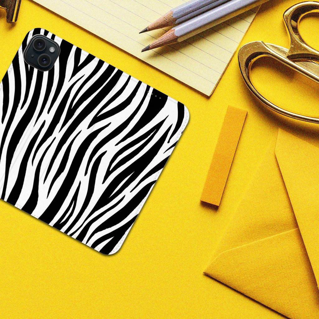 iPhone 15 Plus Hoesje maken Zebra met zwart-witte zebra strepen op een gele achtergrond