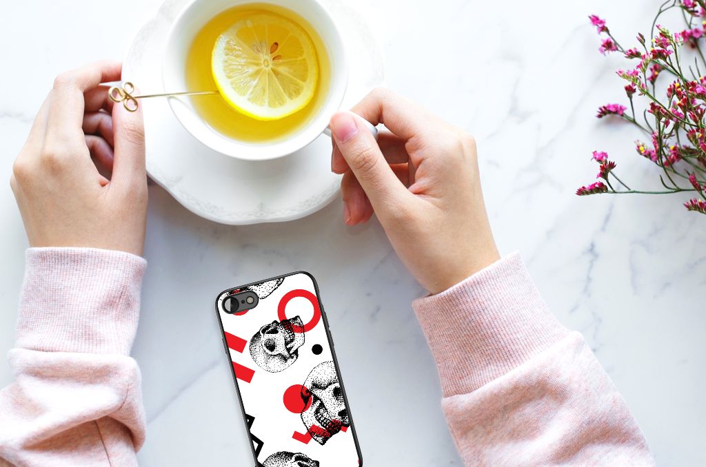 Telefoonhoesje iPhone SE 2022 | SE 2020 | 7/8 Skull Red in gebruik met een kopje thee en citroen op een tafel.