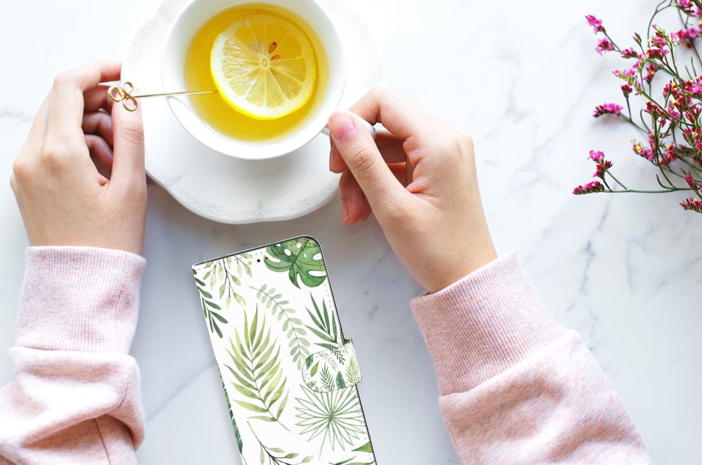 Samsung Galaxy A14 5G Hoesje Leaves met groene bladeren, naast een kopje thee met citroen.