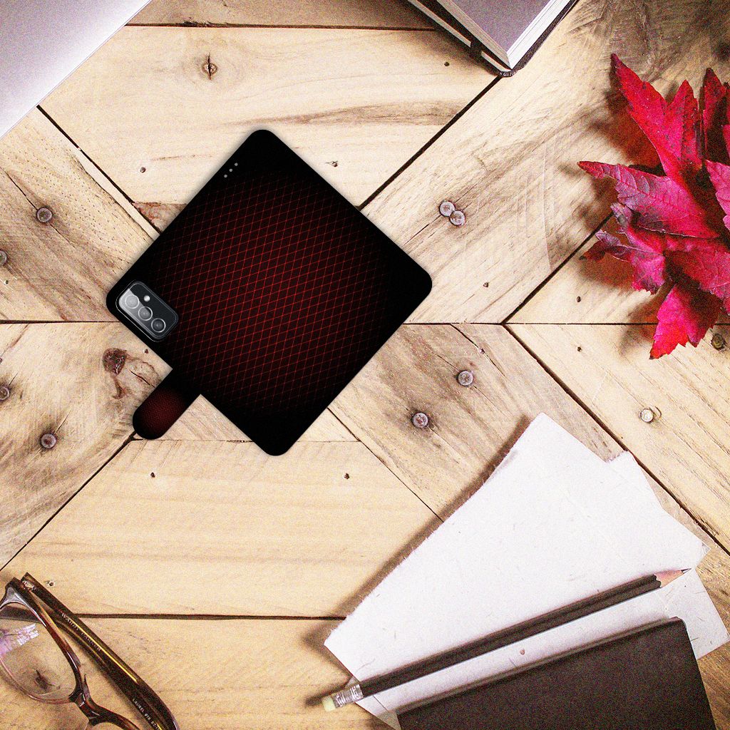 Samsung Galaxy M52 Telefoon Hoesje Geruit Rood op een houten tafel met kantoorbenodigdheden.