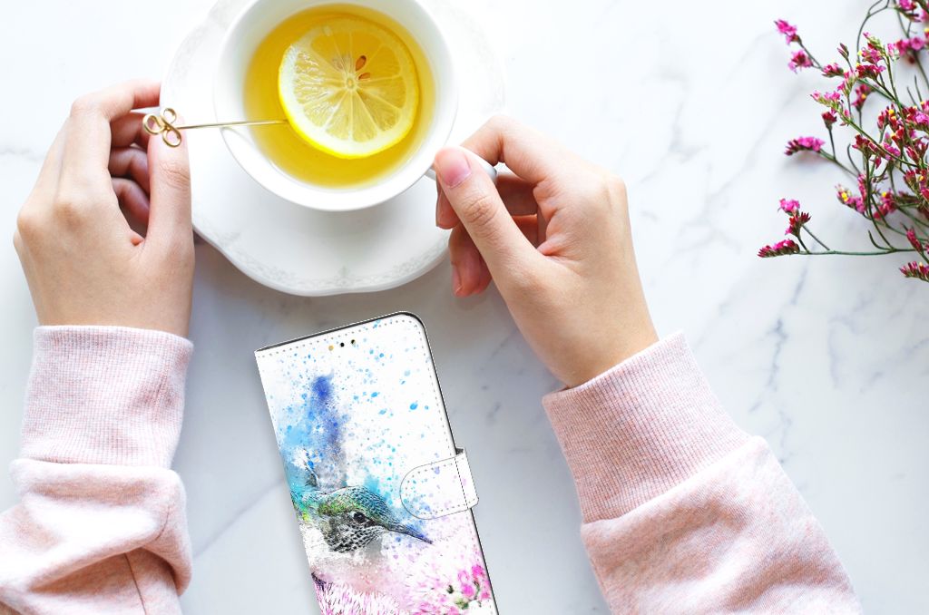 Hoesje Samsung Galaxy A14 5G Vogel met kleurrijk kolibrie-design naast een kopje thee met citroen.