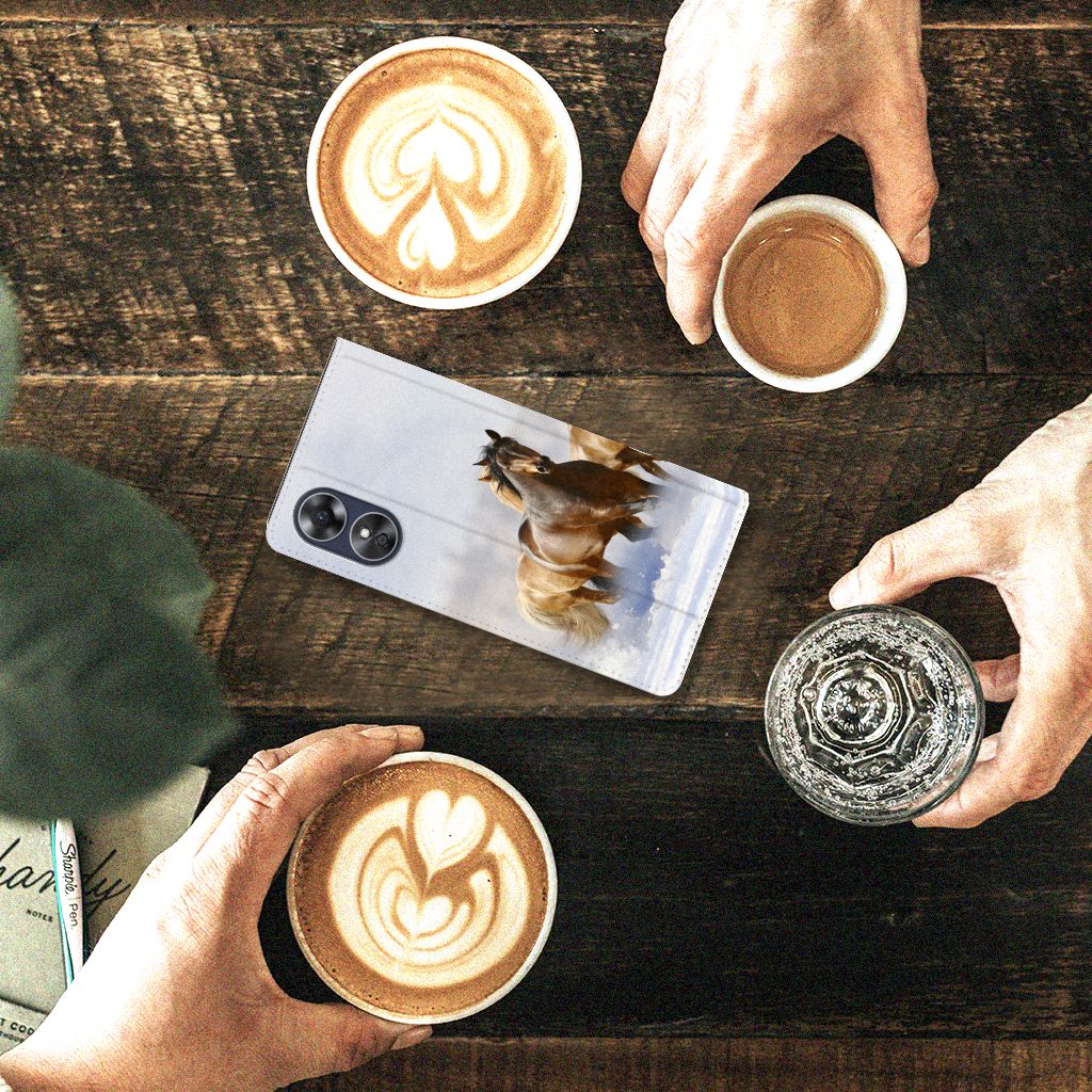 OPPO A17 Hoesje maken Paarden met paardenprint op een houten tafel omringd door koffiekoppen.
