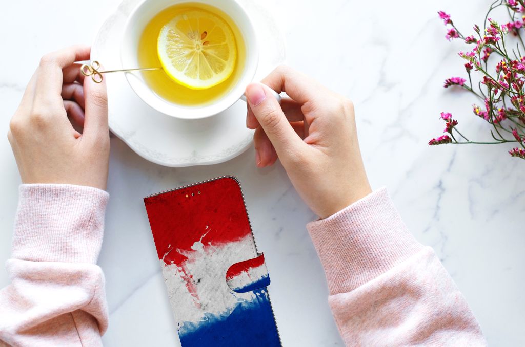 Samsung Galaxy A14 5G Bookstyle Case Nederland met artistieke Nederlandse vlag en een kopje thee.
