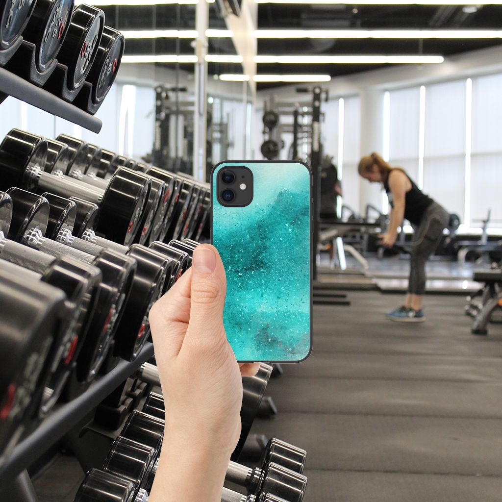 Kleurrijke Telefoonhoesje iPhone 11 Painting Blue in gym hand met dumbbells op de achtergrond